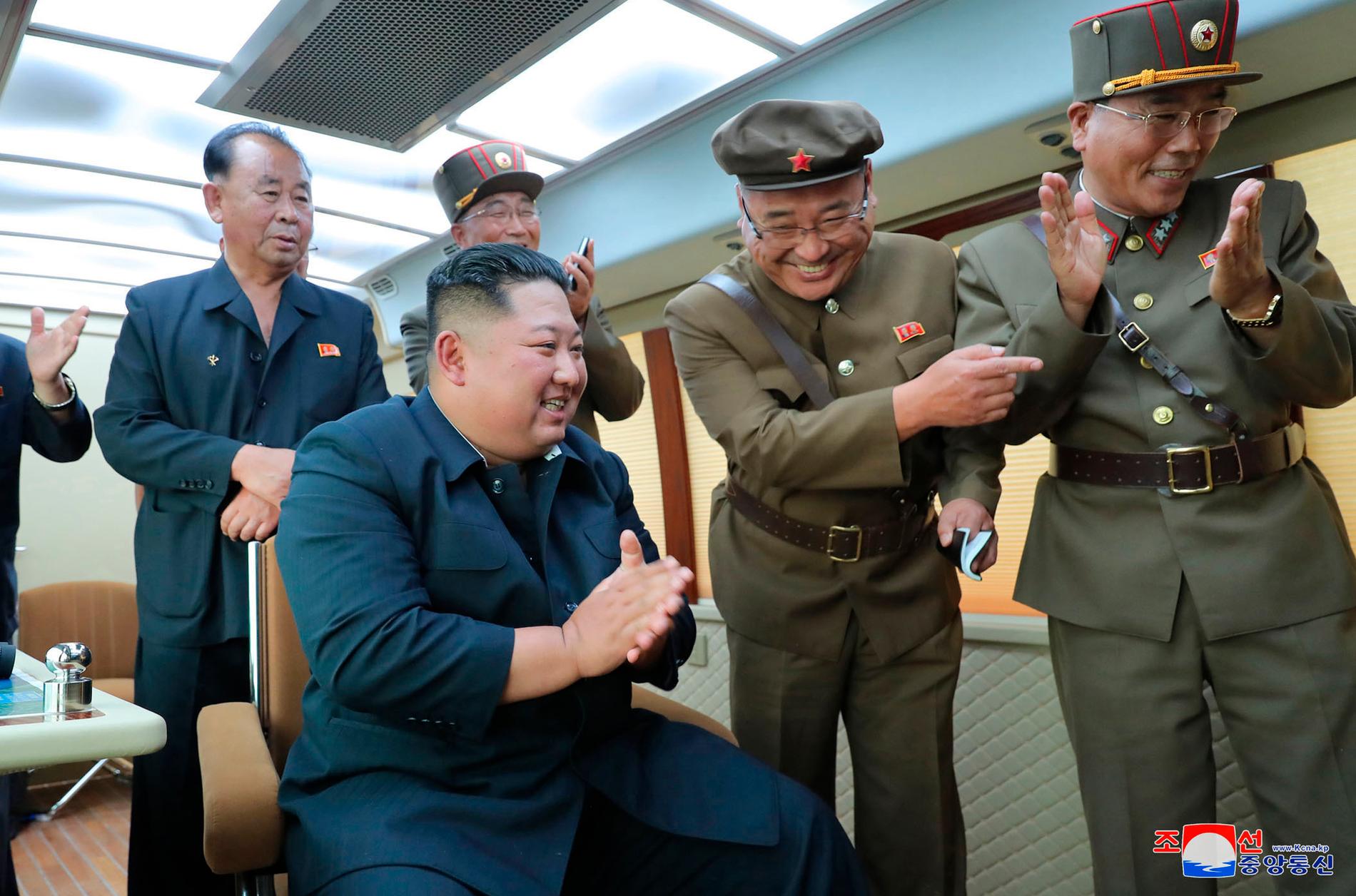 Kim Jong-un övervakar uppskjutningen på en bild från den nordkoreanska regimen.