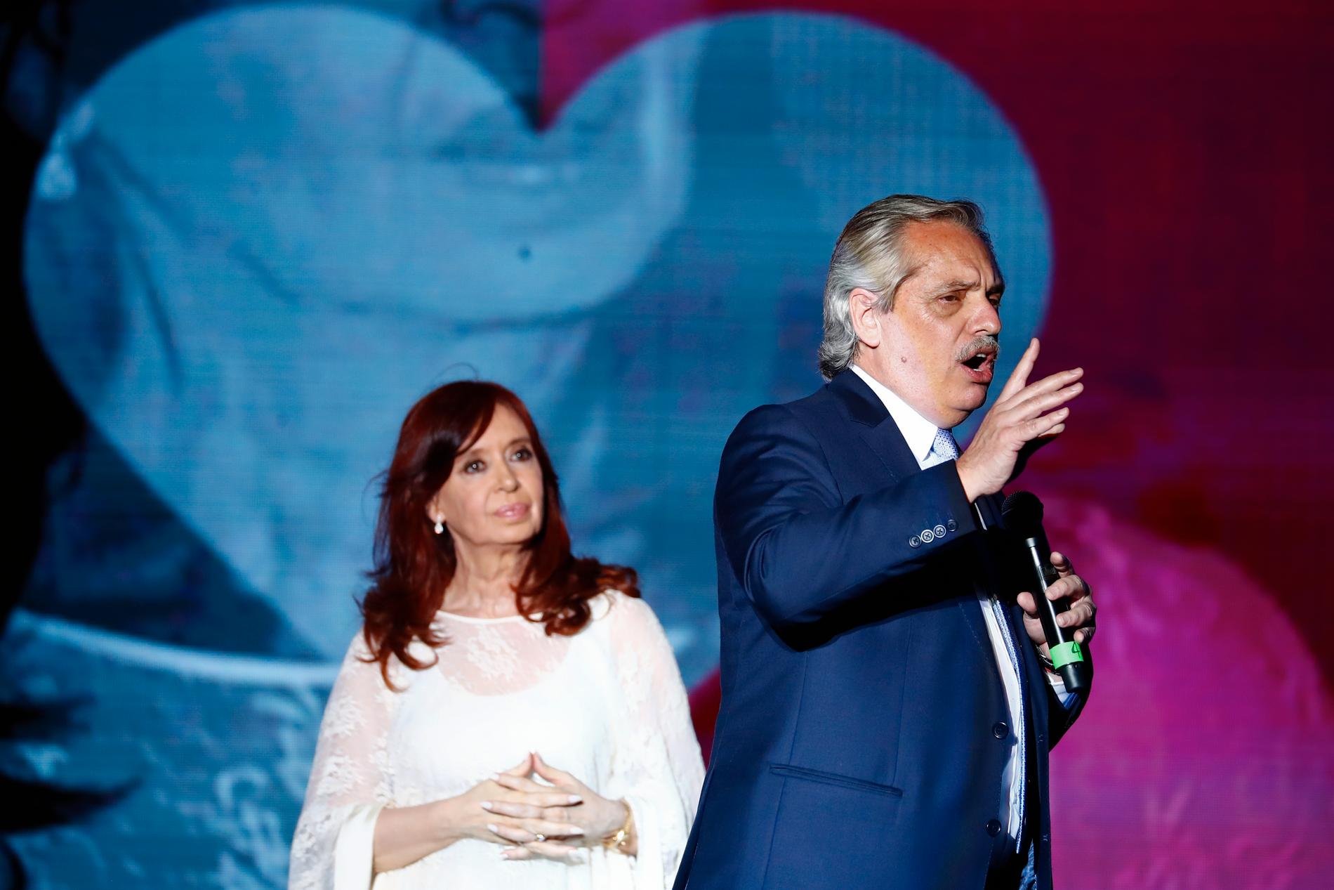 Argentinas nytillträdda president Alberto Fernández talar till anhängare utanför presidentpalatset i Buenos Aires på tisdagen. I bakgrunden lyssnar hans vicepresident, den tidigare presidenten Cristina Fernández de Kirchner.