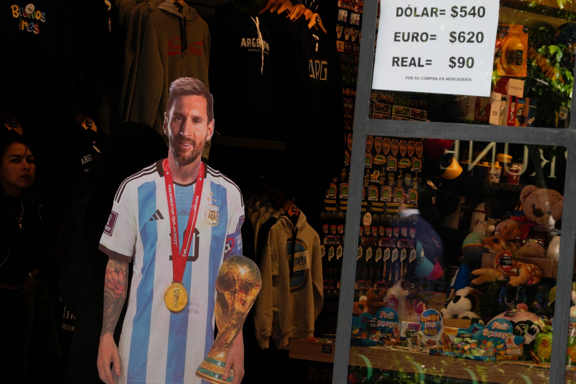 En bild på fotbollsstjärnan Lionel Messi vid ett växlingskontor i Buenos Aires.