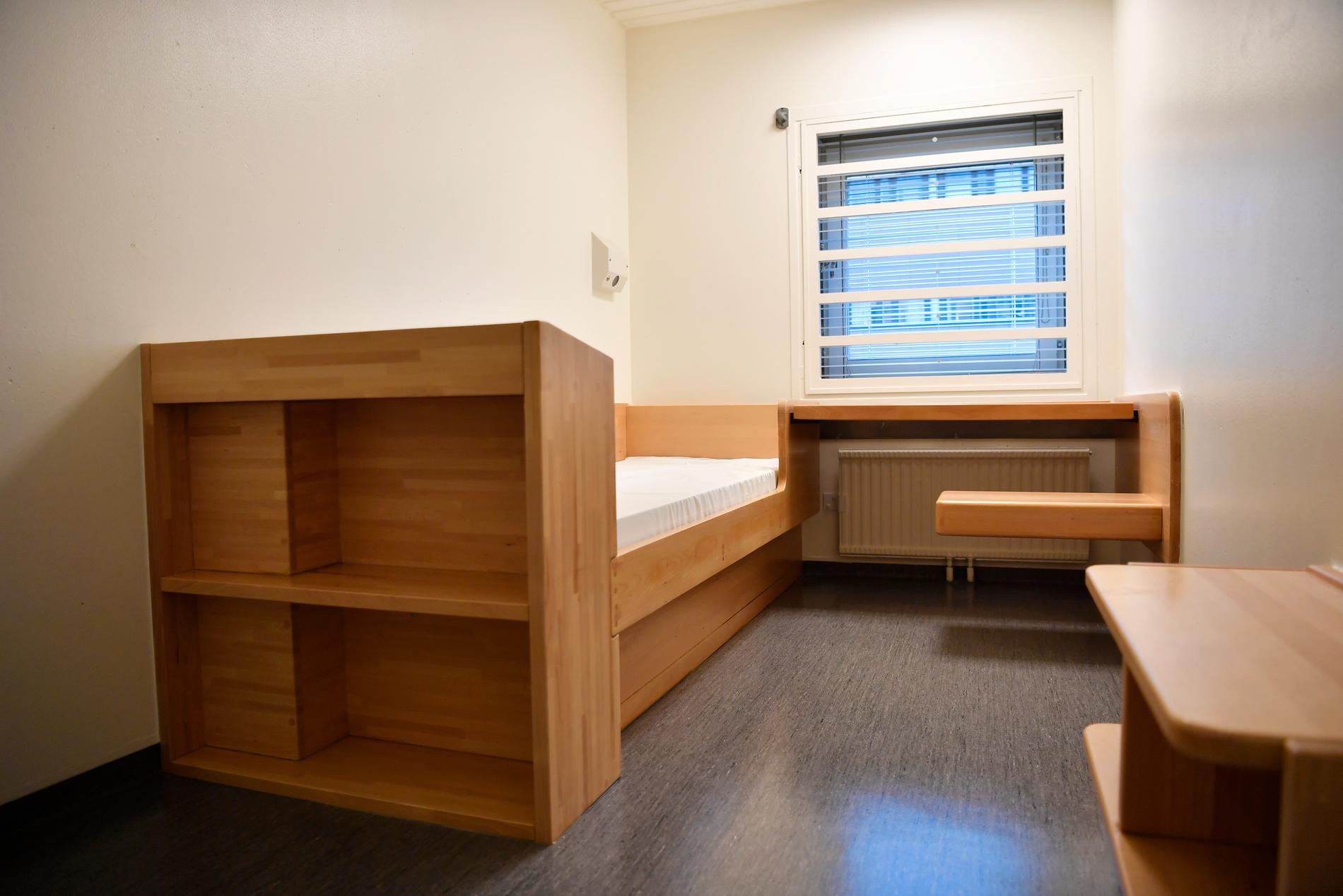 All inmates at the Kronoberg jail have single cells, with a bed, a desk and storage spaces.