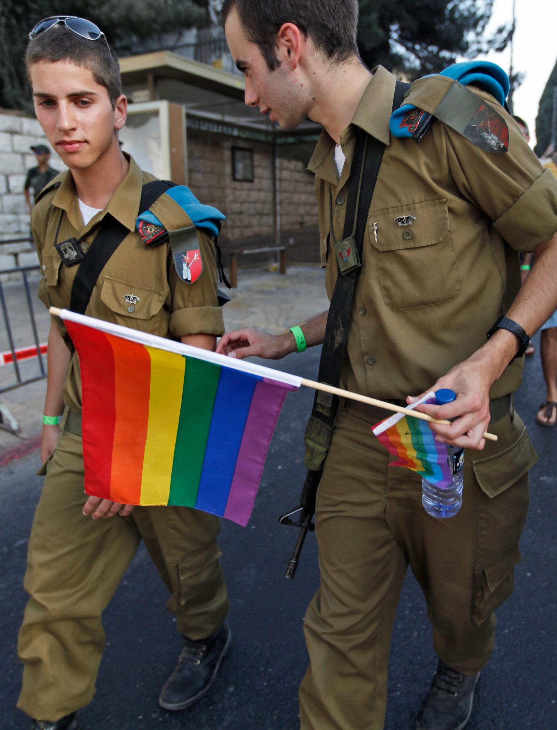 Rosatvätt Israel är förhållandevis gayvänligt och soldater kan, som här, delta i en Prideparad. Samtidigt förvägrar man palestinierna deras rättigheter - med hjälp av samma soldaters gevär. Foto: Tara Todras-Whitehill/AP.