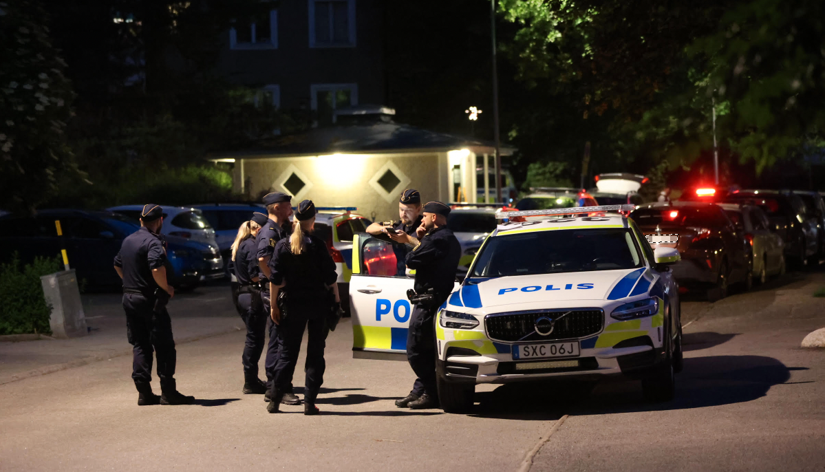 En stor insats med flera polispatruller är på plats i Solberga efter en skottlossning.