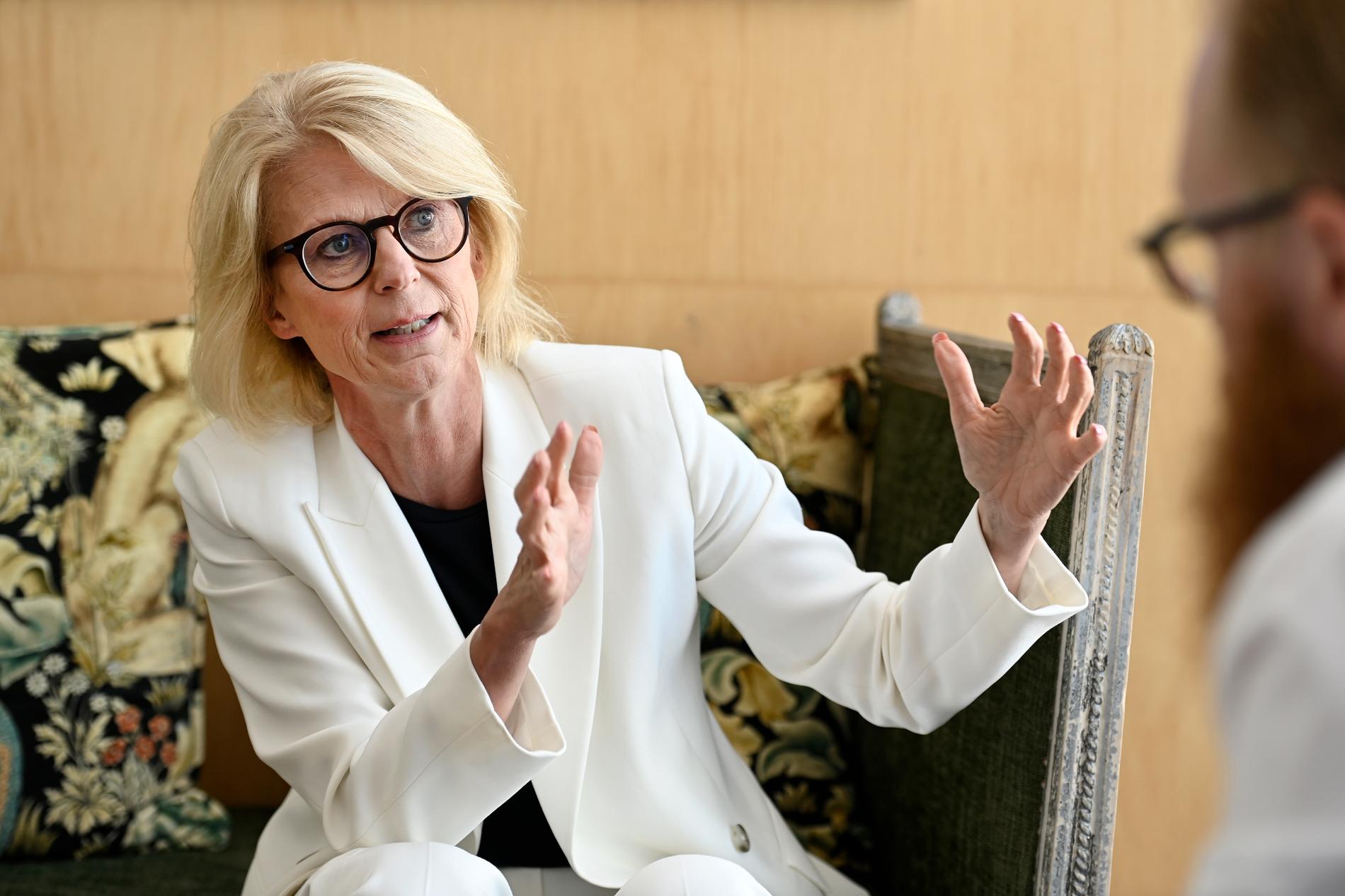 Finansminister Elisabeth Svantesson (M) intervjuas under politikerveckan i Almedalen.
