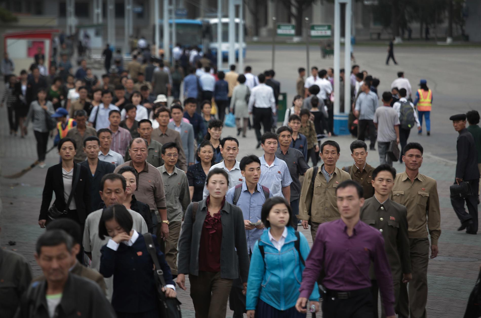 Invånare i Pyongyang i på väg till sina jobb i rusningstrafiken på en arkivbild 2016.