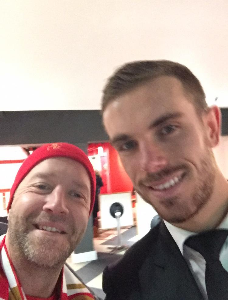 Anders Malmrot tillsammans med Liverpool-stjärnan Jordan Henderson.