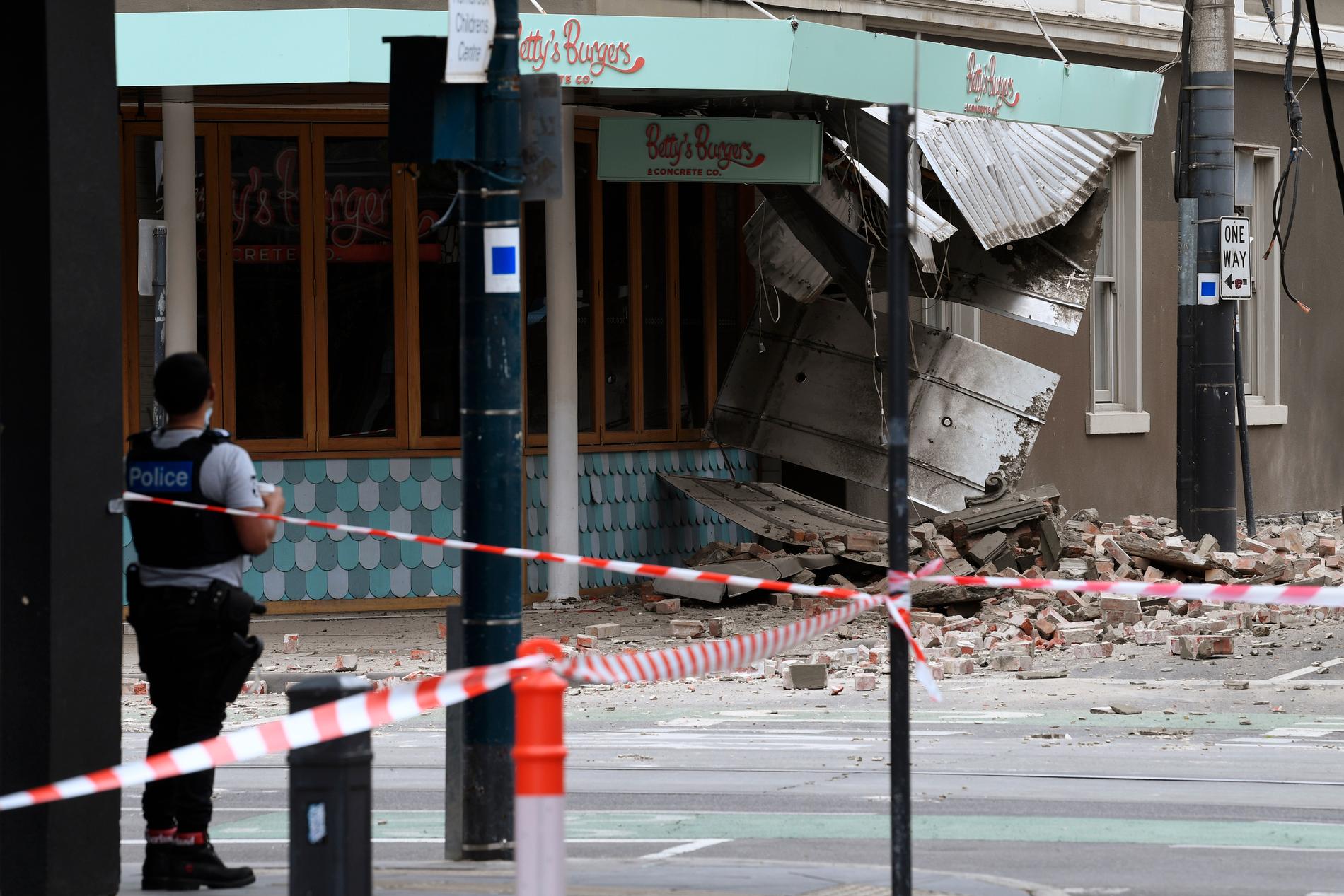 En korsning i storstaden Melbourne, i den australiska delstaten Victoria, har spärrats av sedan delar av en byggnad rasat