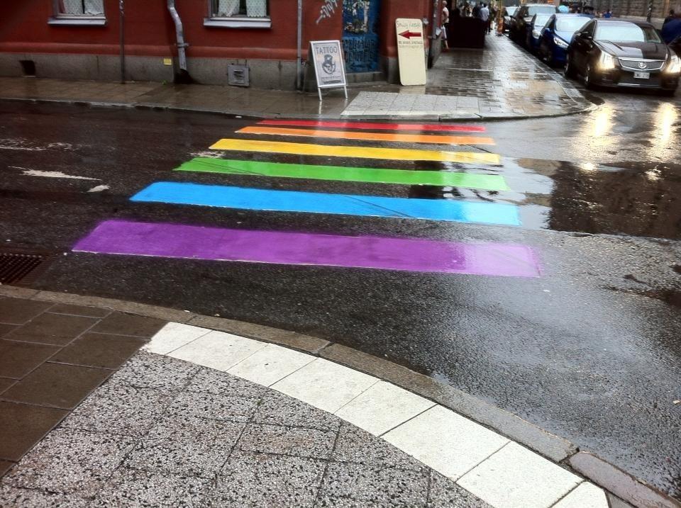 Södermalm i Stockholm redo för Pride. Här Kocksgatan