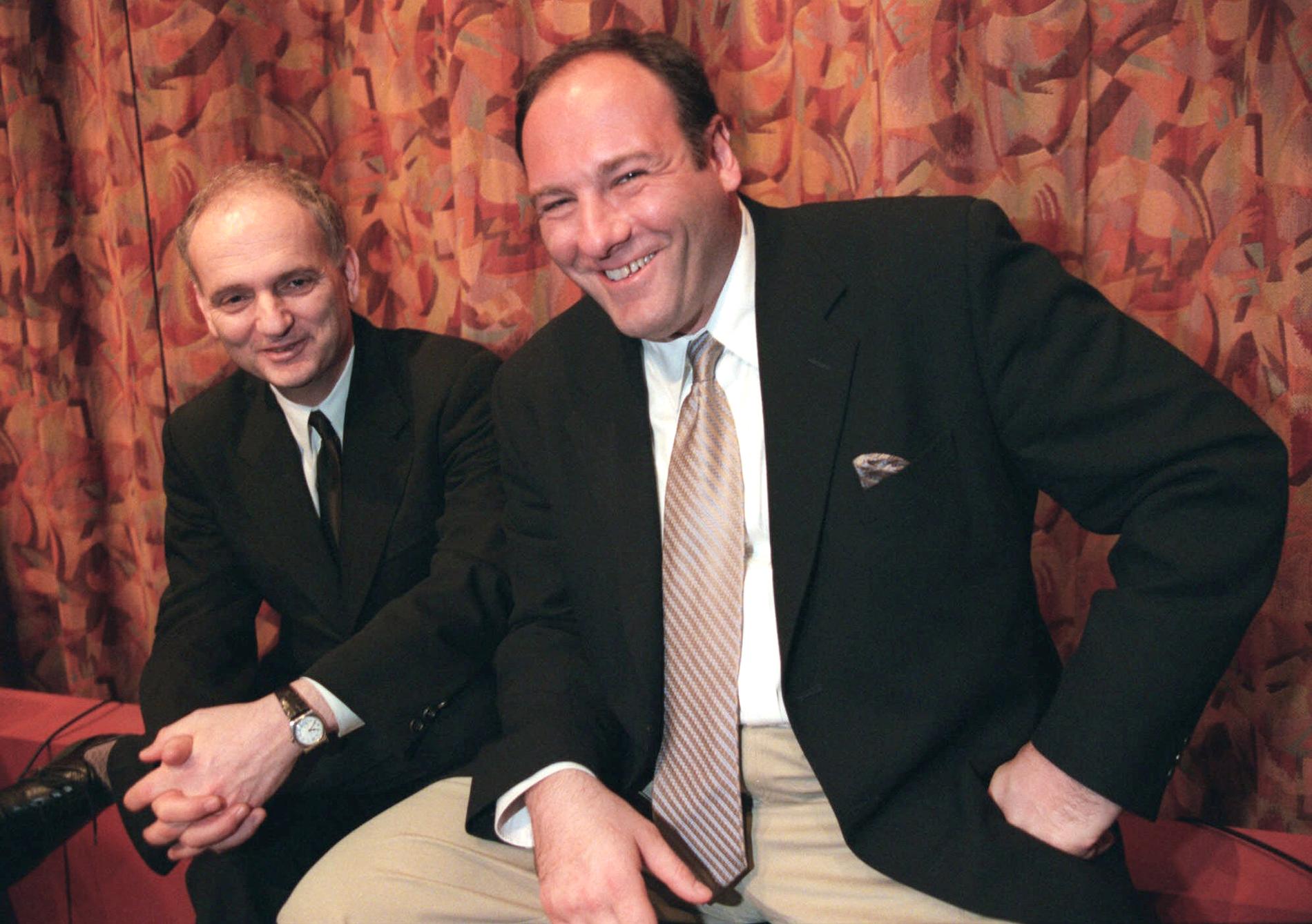 Sopranos skapare David Chase tillsammans med huvudrollsinnehavaren James Gandolfini 1999. Arkivbild.