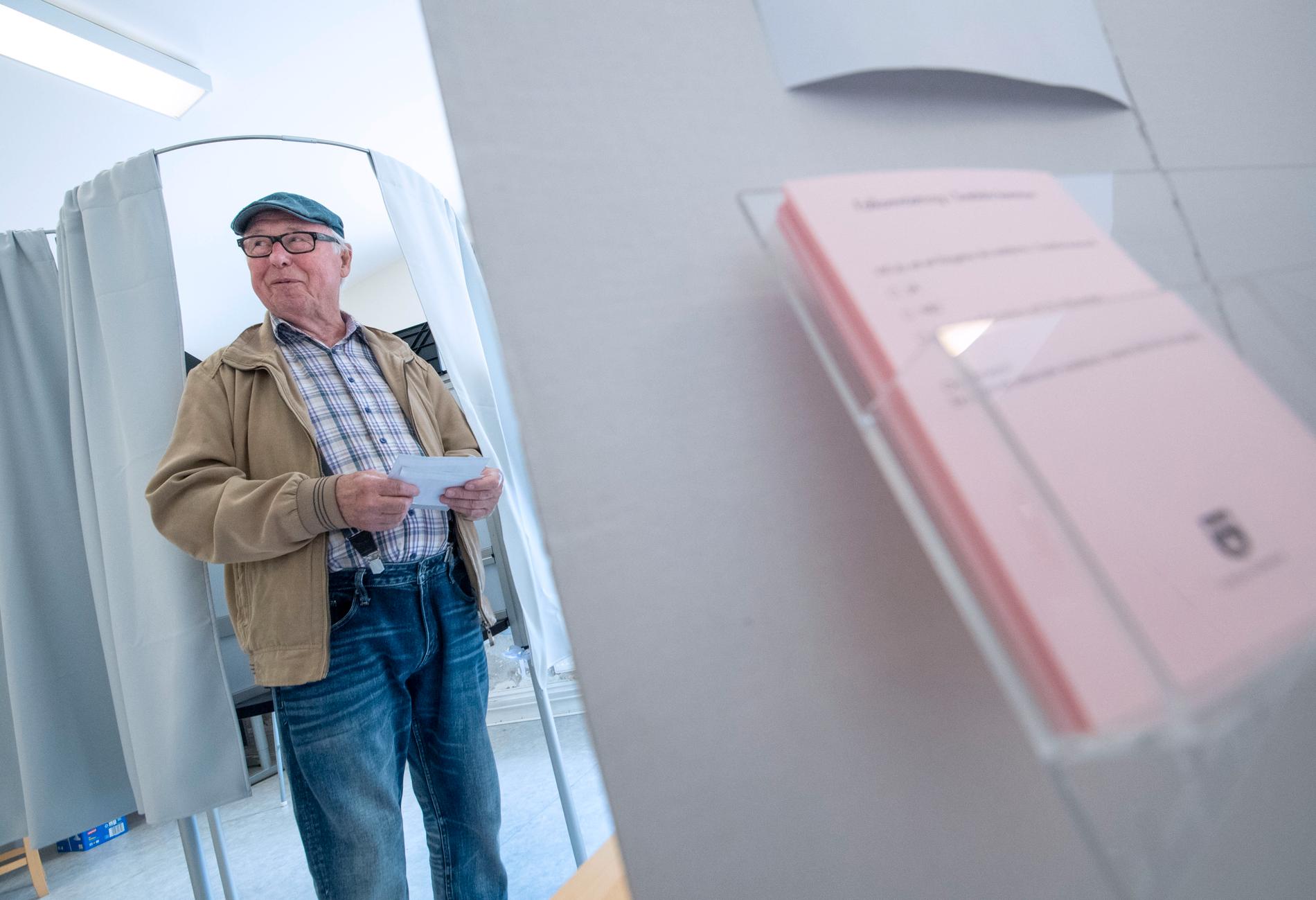 Olle Kronqvist har lagt sina valsedlar i kuverten i lokalen för förtidsröstning vid Stortorget i centrala i Svedala.