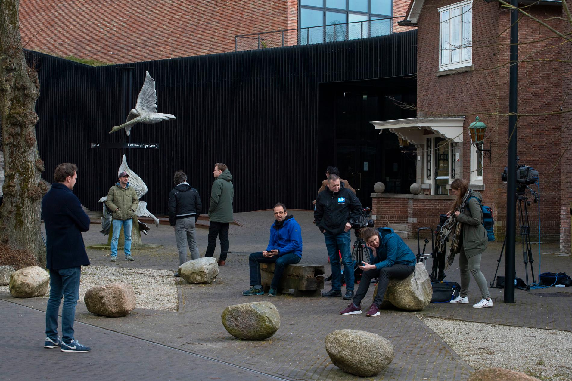 Journalister väntar utanför museet Singer Laren utanför Amsterdam för att rapportera om tavelstölden. 