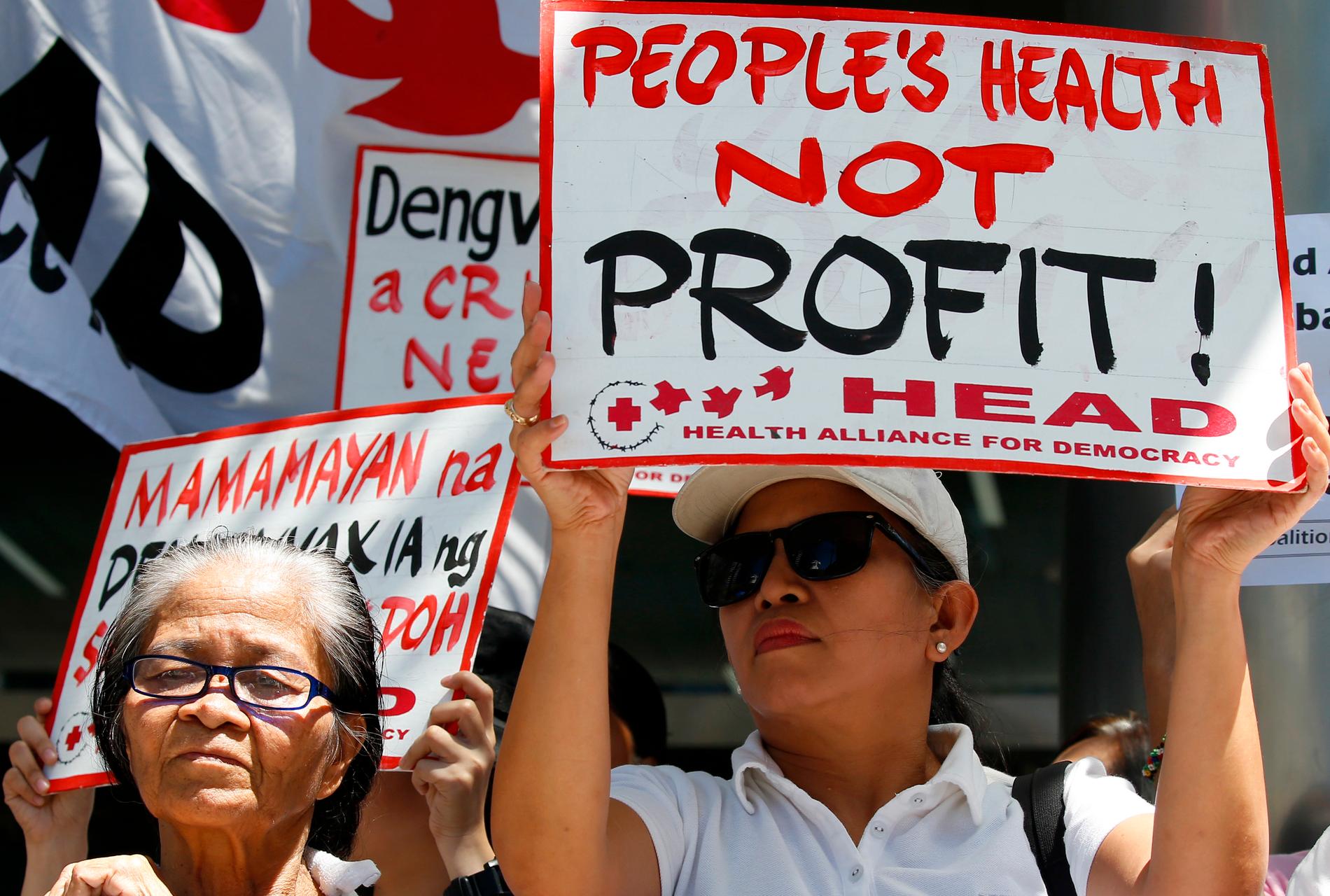 Protester i Filippinernas huvudstad Manila mot regeringens överenskommelse med läkemedelsföretaget Sanofi Pasteur, som tagit fram världens första denguevaccin. Vaccinet gavs till hundratusentals barn i Filippinerna innan man förstod att det kunde vara farligt för vissa barn. Bild från den 5 mars 2018.