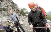 starten Guiden Anders Bendix ger Mårten Lundin och Staffan Engström några goda råd om klättring.