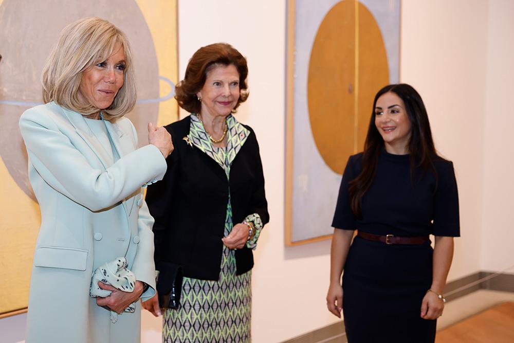 Brigitte Macron, drottning Silvia och kulturminster Parisa Liljestrand framför tavlor av Hilma af Klint. 