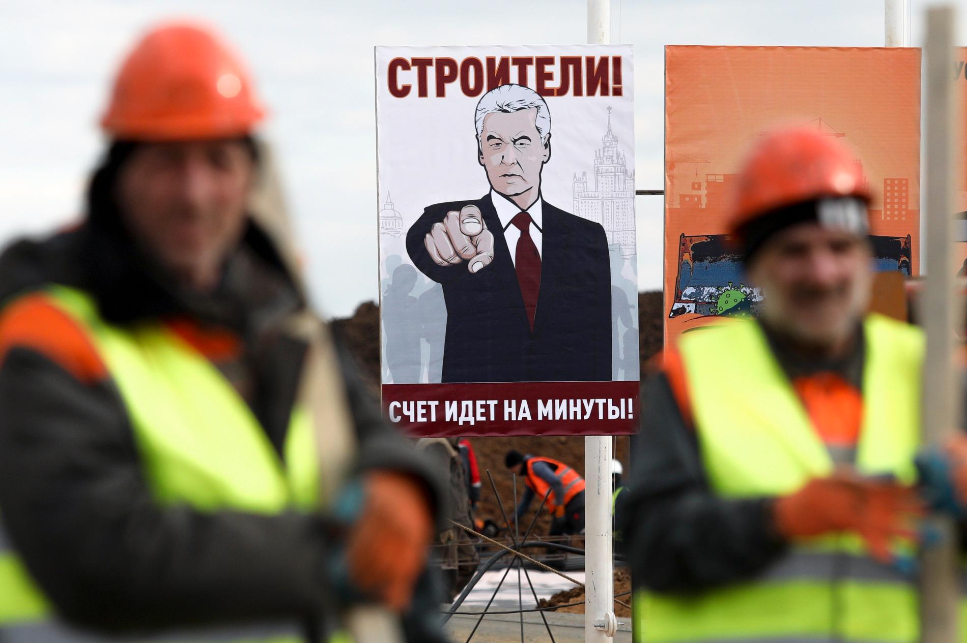 En affisch föreställande Moskvas borgmästare Sergej Sobjanin, med en uppmaning till byggnadsarbetare att jobba hårt för att färdigställa ett nytt sjukhus utanför Moskva som ska ta emot coronapatienter.