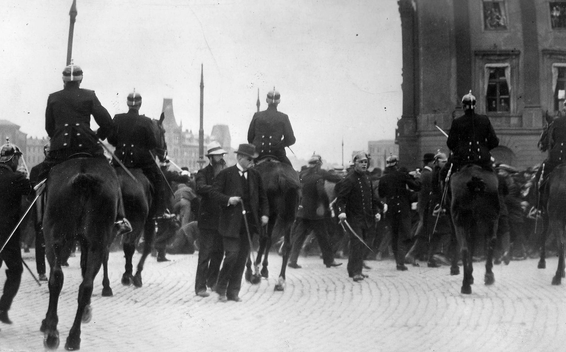 Socialdemokraternas ledare Hjalmar Branting bland ridande poliser som 1917 slår ned en demonstration för allmän rösträtt på Gustav Adolfs torg 