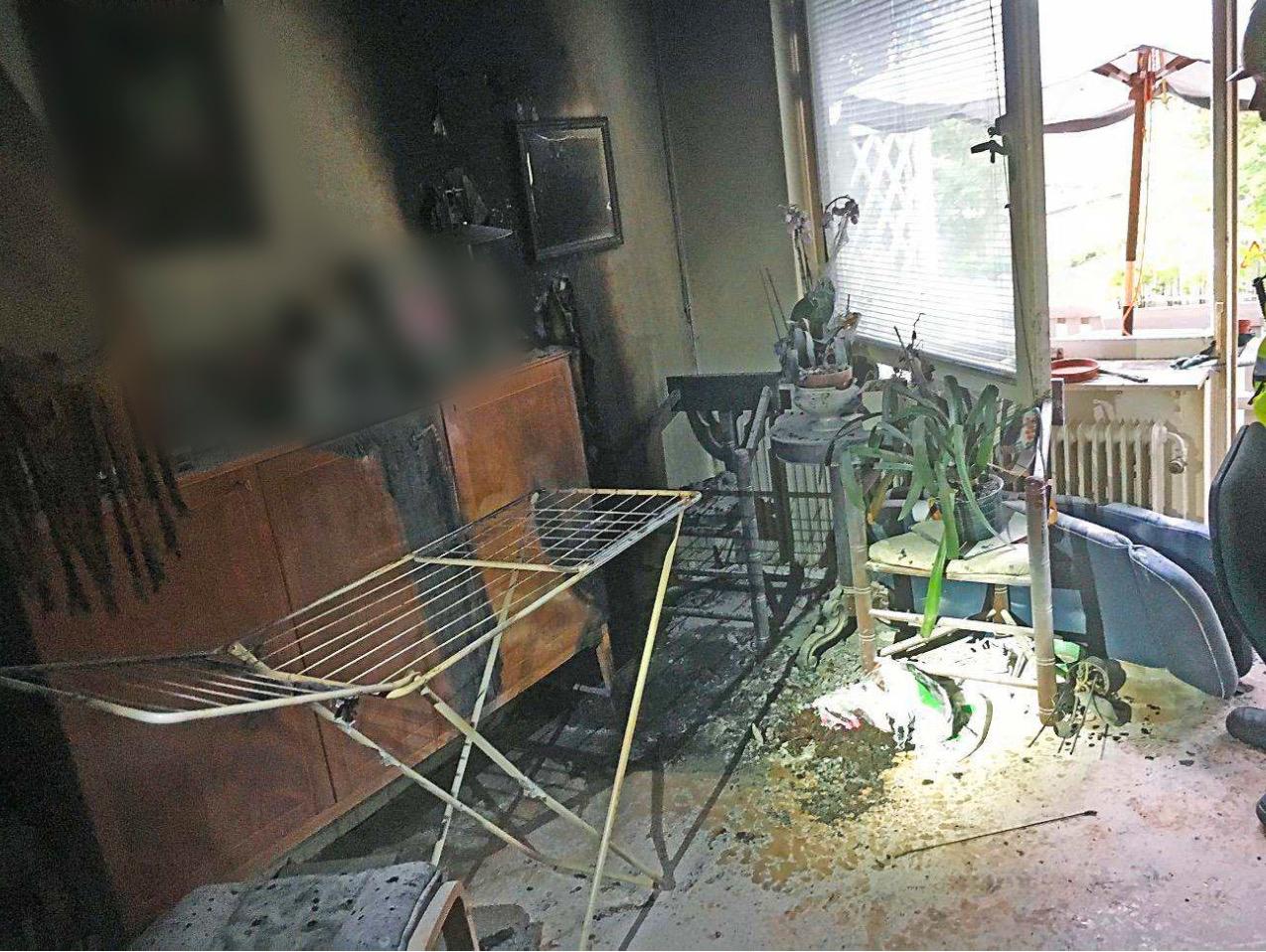 När den 73-åriga kvinnan kom ut i vardagsrummet såg det ut som ”en orm som brann”. Hon räddades precis innan bostaden blev övertänd.