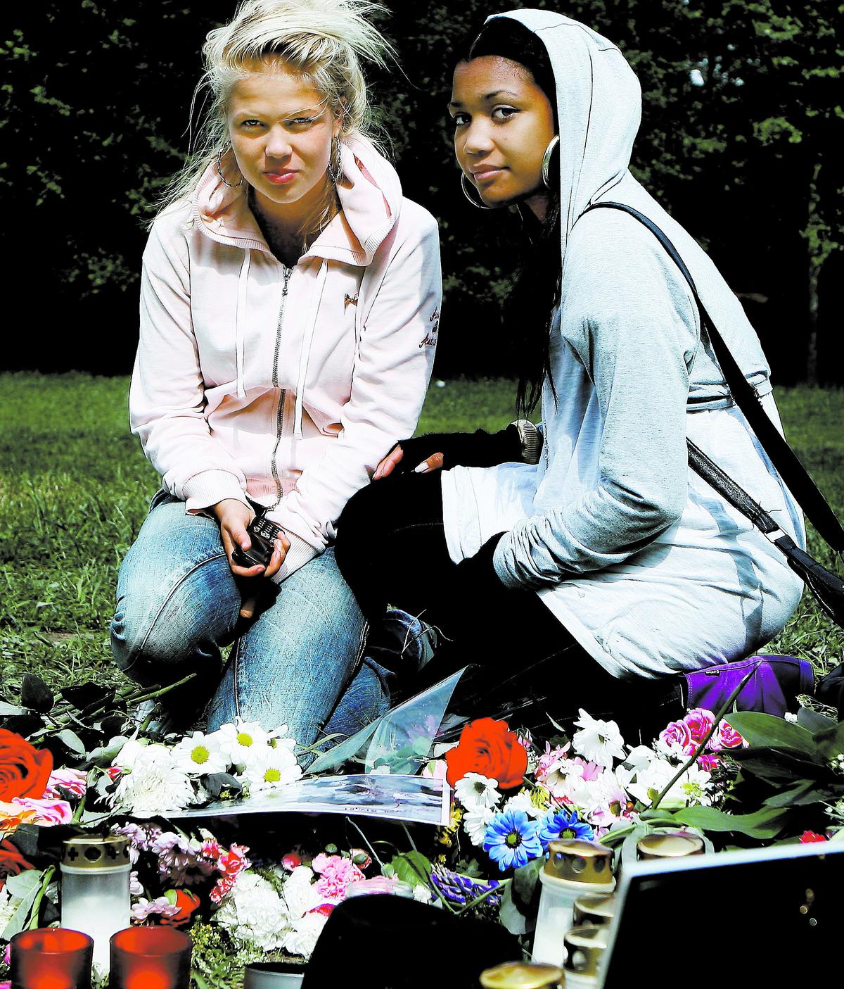 Sofia Forsberg, 16, och Anna Kårling Khan, 15, vänner till den mördade 15-åringen, sitter vid minnesplatsen i Stureby. Här bland mängder av brev och blommor försöker vännerna förstå vad som hänt. ”Hon förtjänade inte det här”, säger Sofia. ’Det är så hemskt’