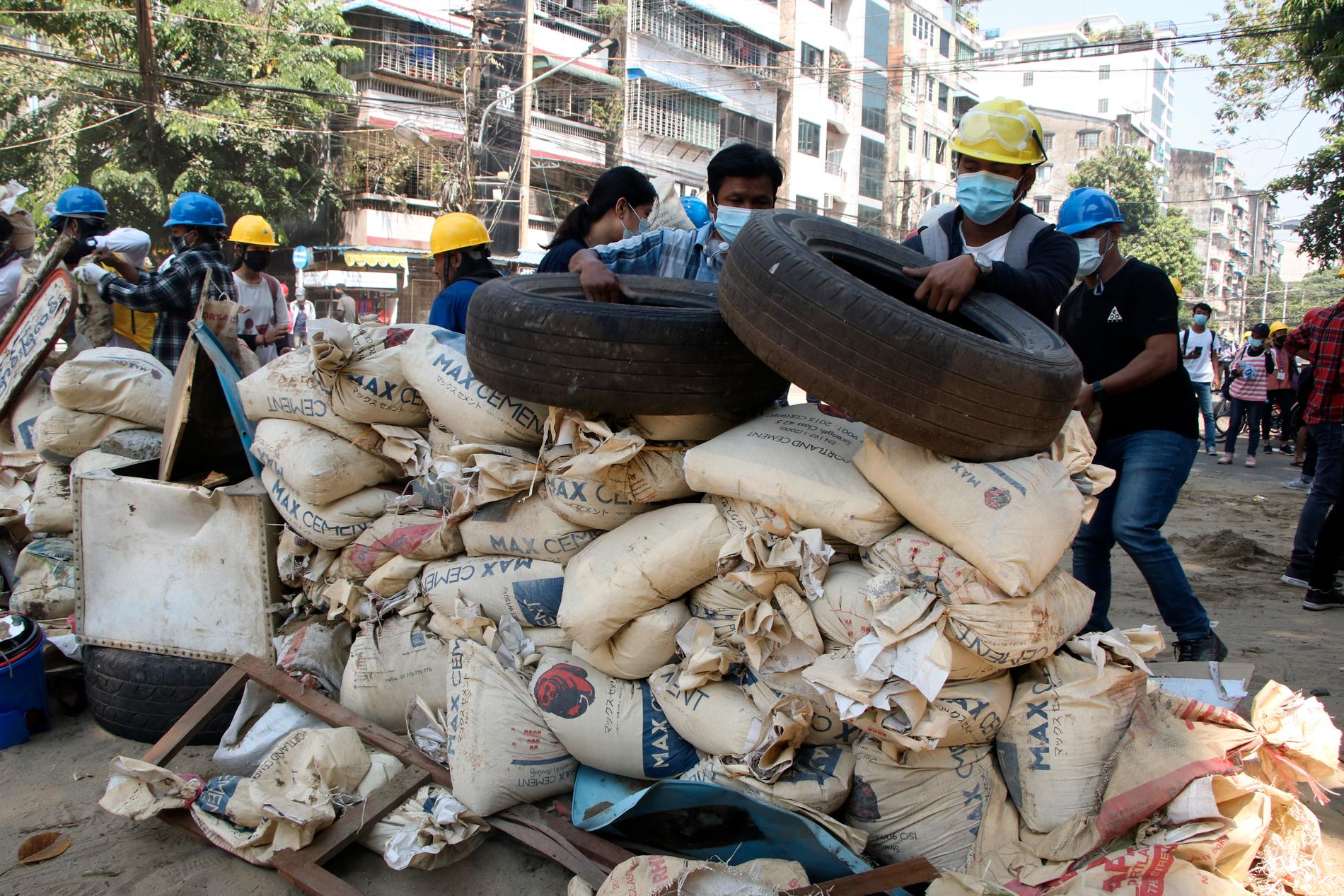 Demonstranter bygger barrikader i Rangoon.
