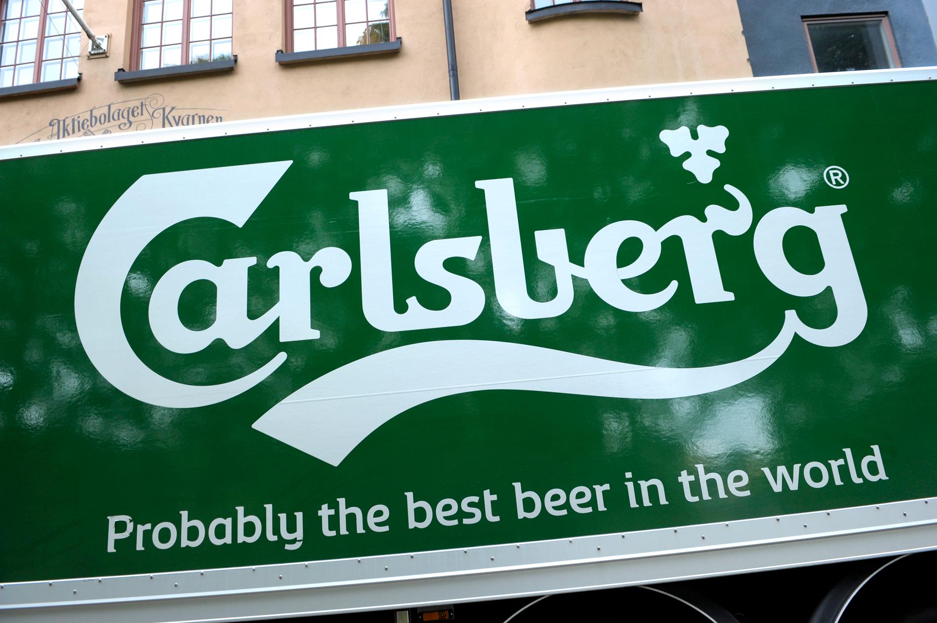 Bryggeriet Carlsberg ska sluta med plastemballage runt ölburkarna. Arkivbild