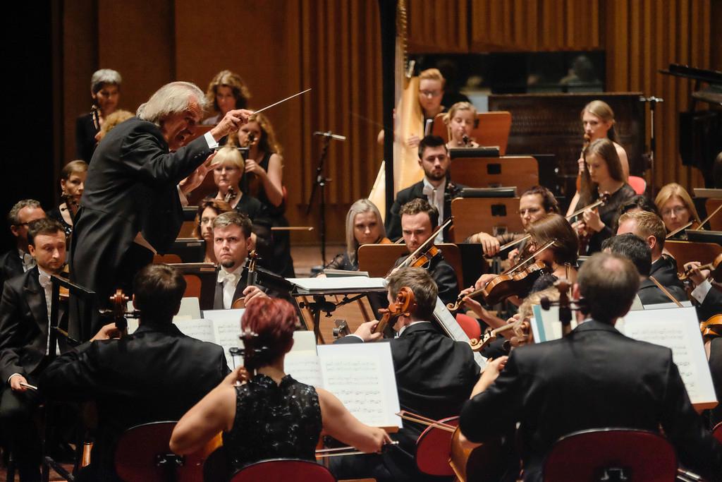 Tönu Kaljuste dirigerar Wroclaw Philharmonic Orchestra.