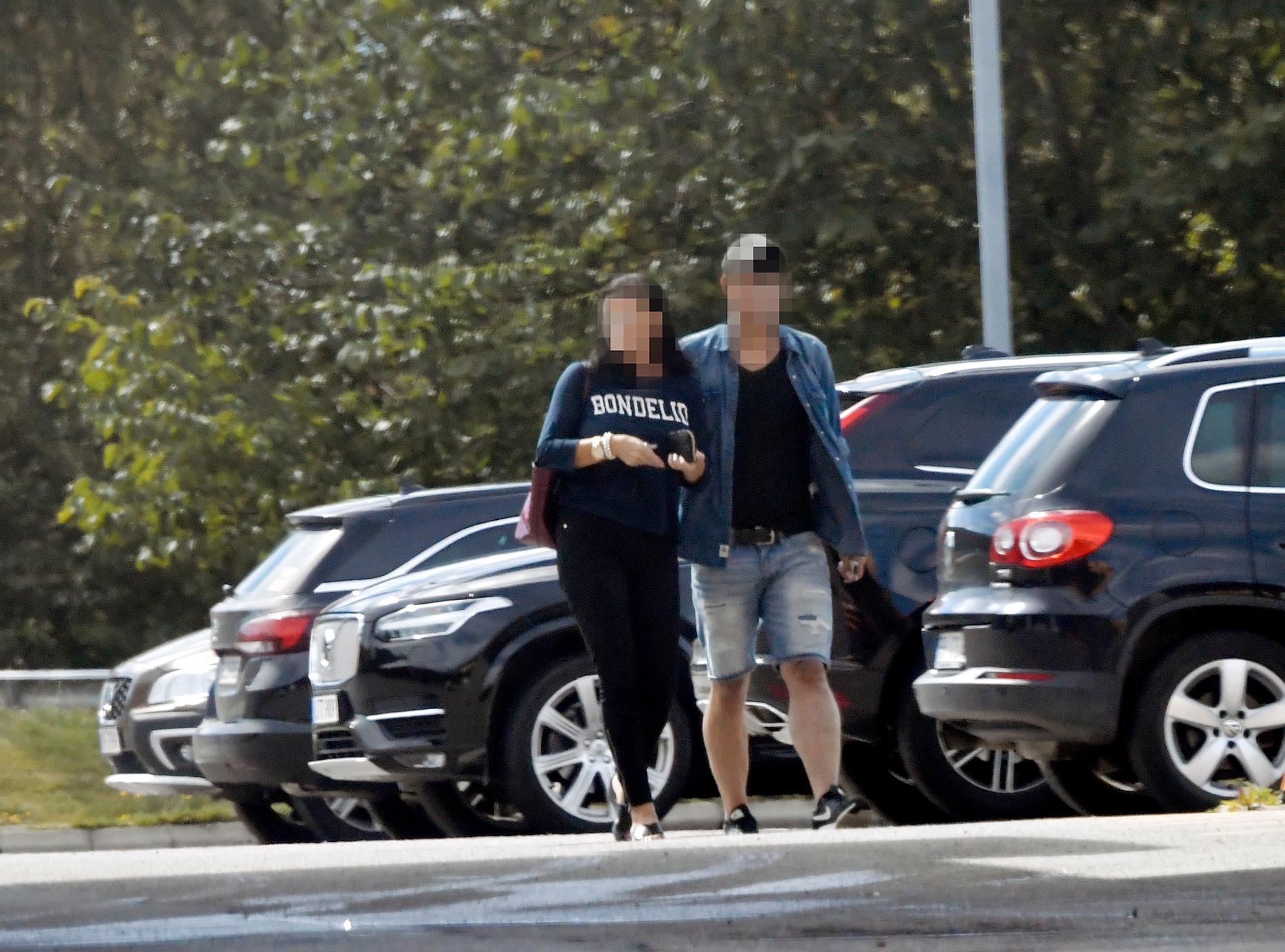 Den nu 42-åriga kvinnan och hennes 19-årige pojkvän när Aftonbladet träffade dem innan de häktades och åtalades för brotten.