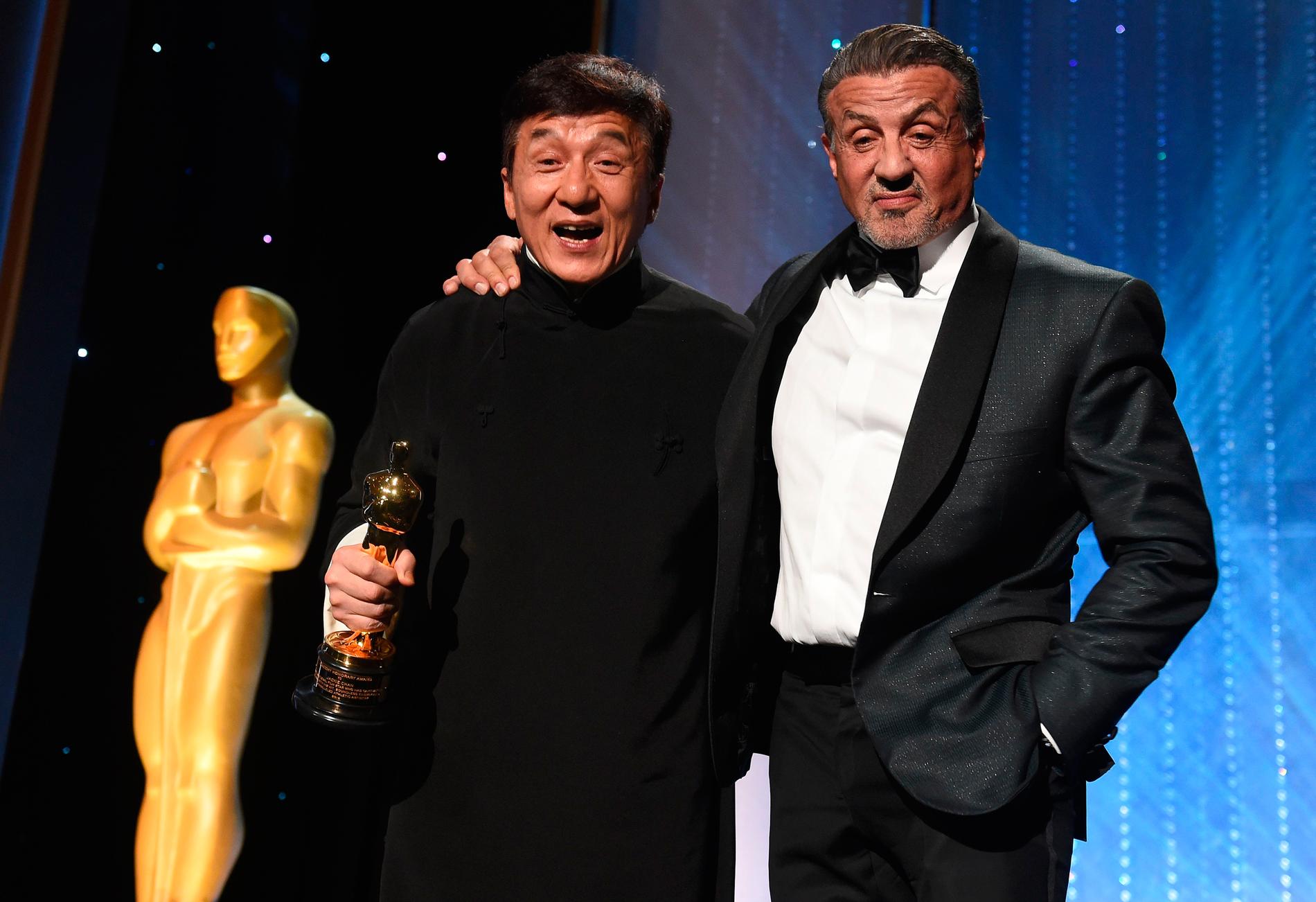 Jackie Chan tillsammans med Sylvester Stallone under Oscarsgalan.