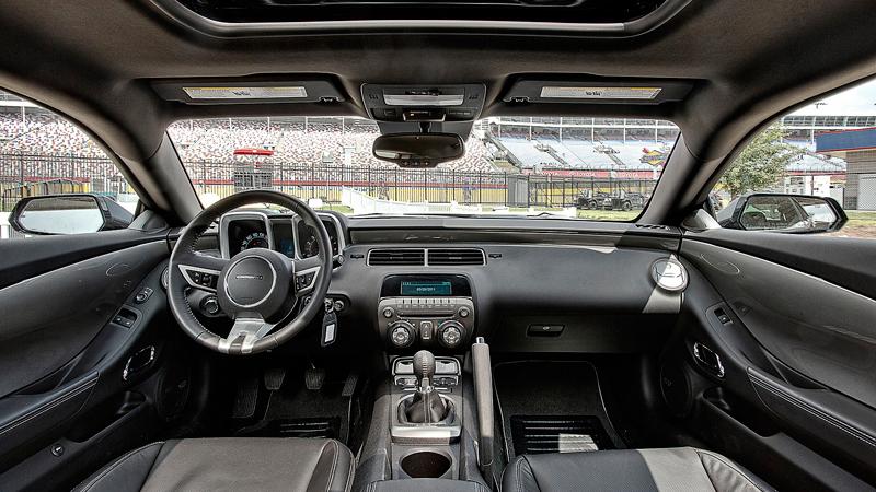 Chevy Camaro SS
Motor: 6162 cm³ V8, sexväxlad manuell, bakhjulsdrift. 426 hk, 569 Nm, 0–100 km/t på 4,9 s. Toppfart 249 km/t.
Vikt: 1 750 kg.