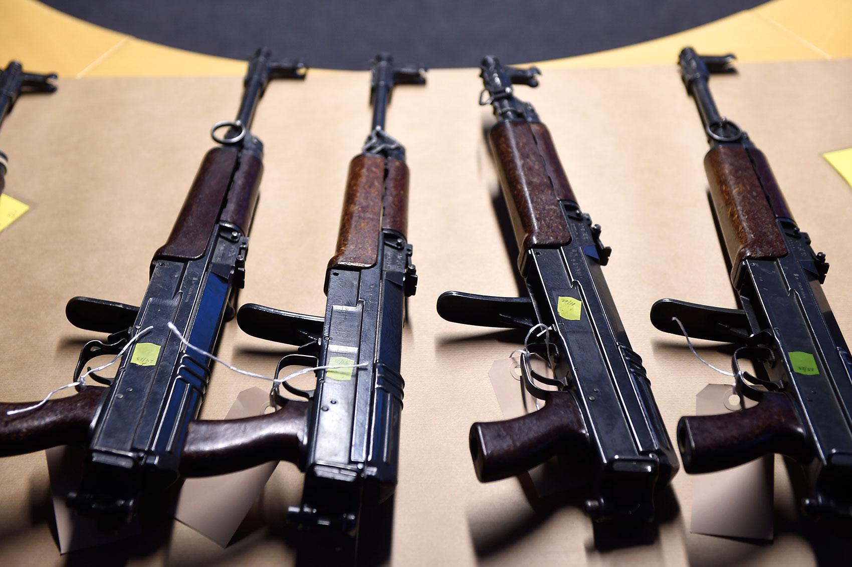 Malmöpolisen visade vid en pressträff upp en del av de vapen som tagits i beslag i Malmö under delar av 2015 och hittills under 2016.