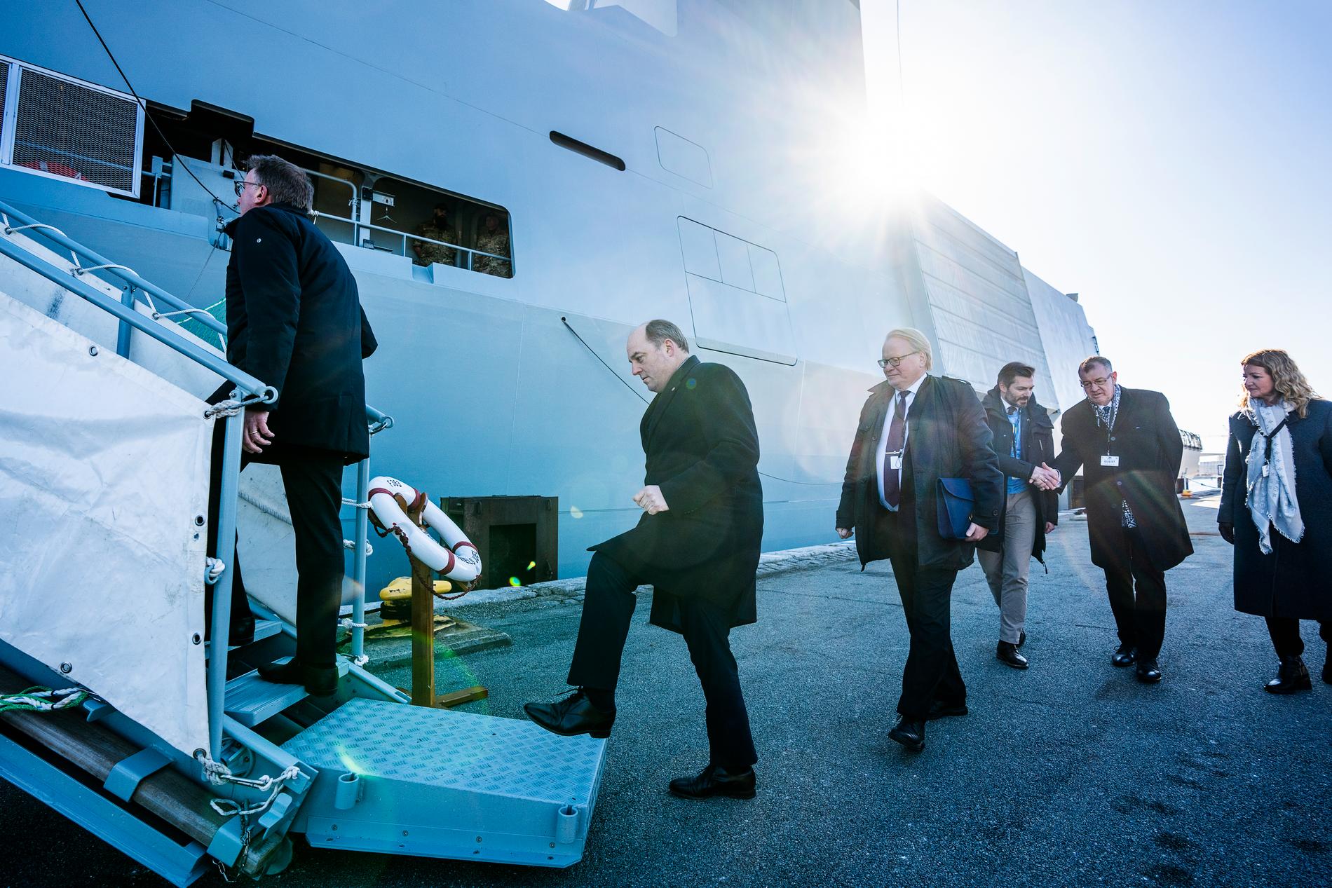 Morten Bødskov, Ben Wallace och Peter Hultqvist på väg ombord på den danska fregatten HDMS Niels Juel. 