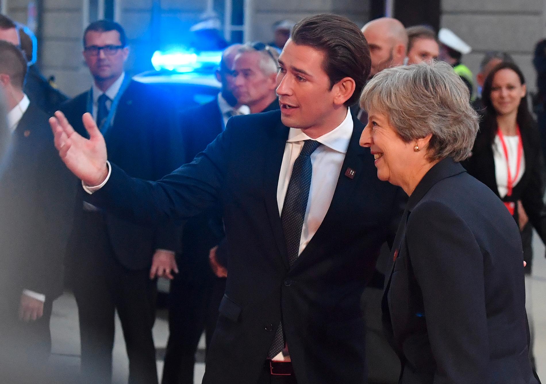 Storbritanniens premiärminister Theresa May hälsas välkommen av Österrikes förbundskansler Sebastian Kurz vid ankomsten till Salzburg.