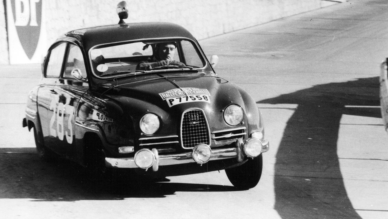 Erik Carlsson ”på taket” tar en kurva i Monte Carlo-rallyt 1963.