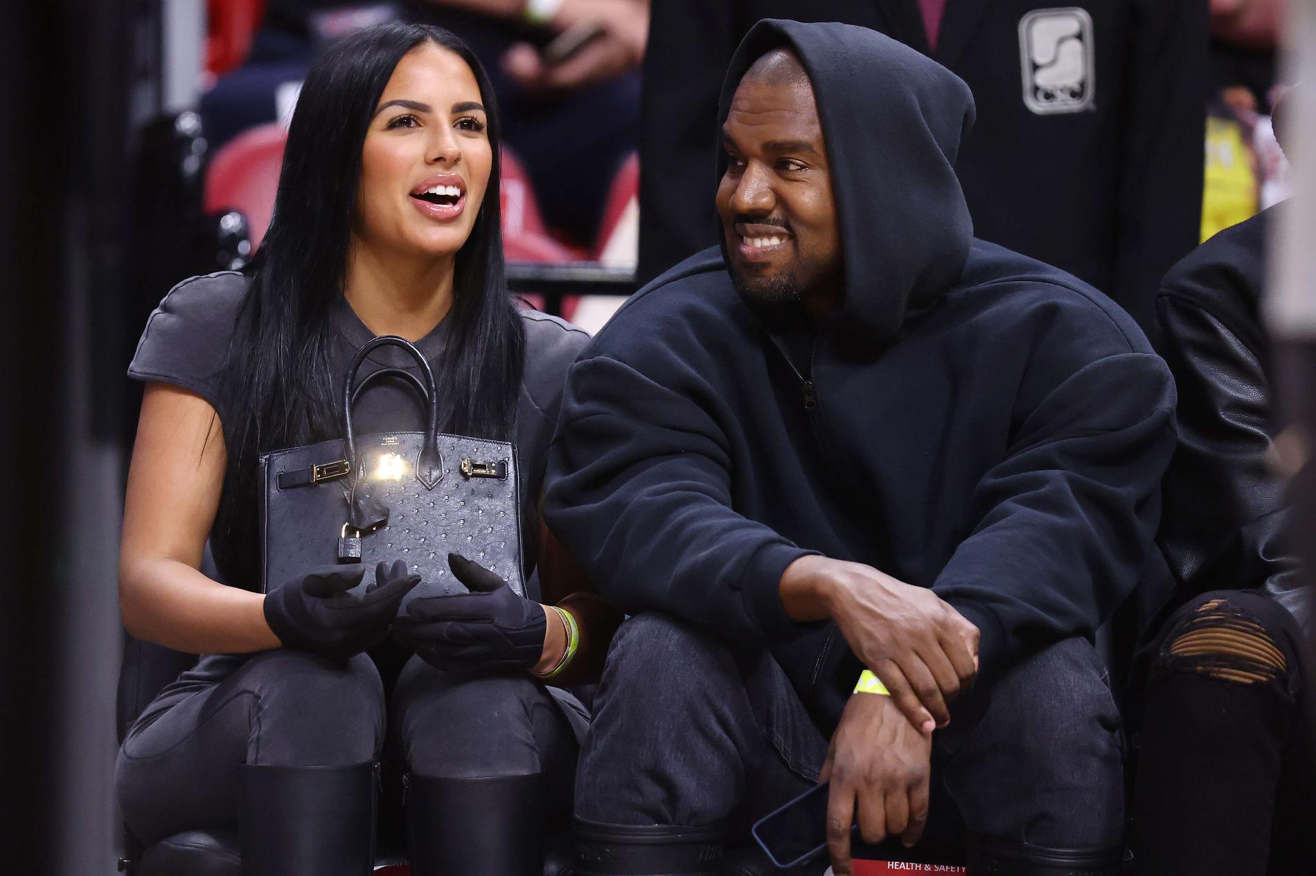 Chaney Jones och Kanye West på basketmatch i mars. 