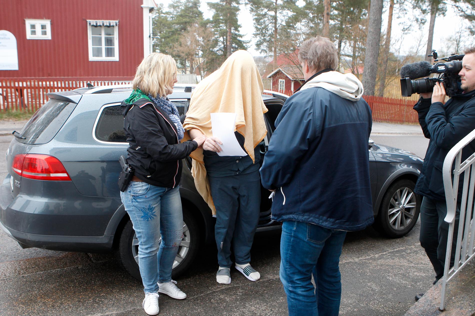 22-åringen förs in till Hudiksvalls tingsrätt vid häktningsförhandlingarna.