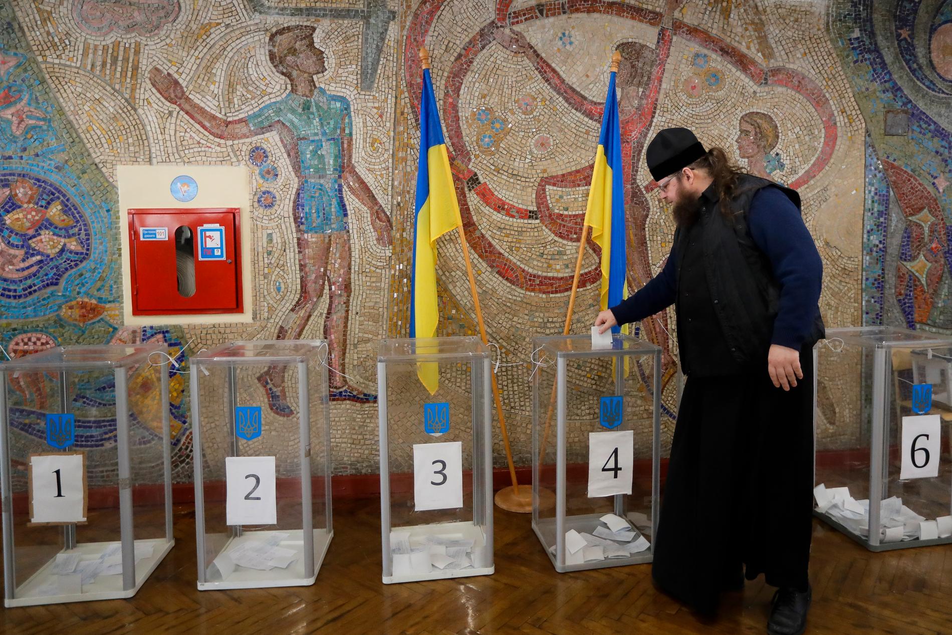 En ortodox präst lägger sin röst i söndagens presidentval i Kiev, Ukraina.