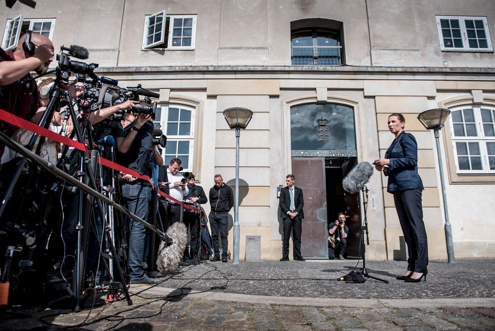 Statsminister Mette Frederiksen håller presskonferens inför medierna.