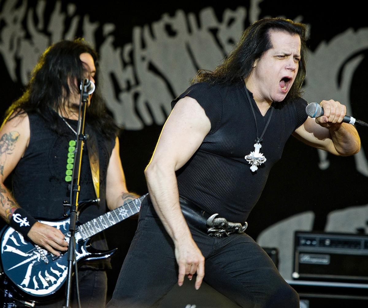 Lynnig som få Glenn Danzig är sur som en citron i Gävle. Han ger ljudteknikern fingret, sparkar runt monitorer och hotar att slita ansikten av publiken.