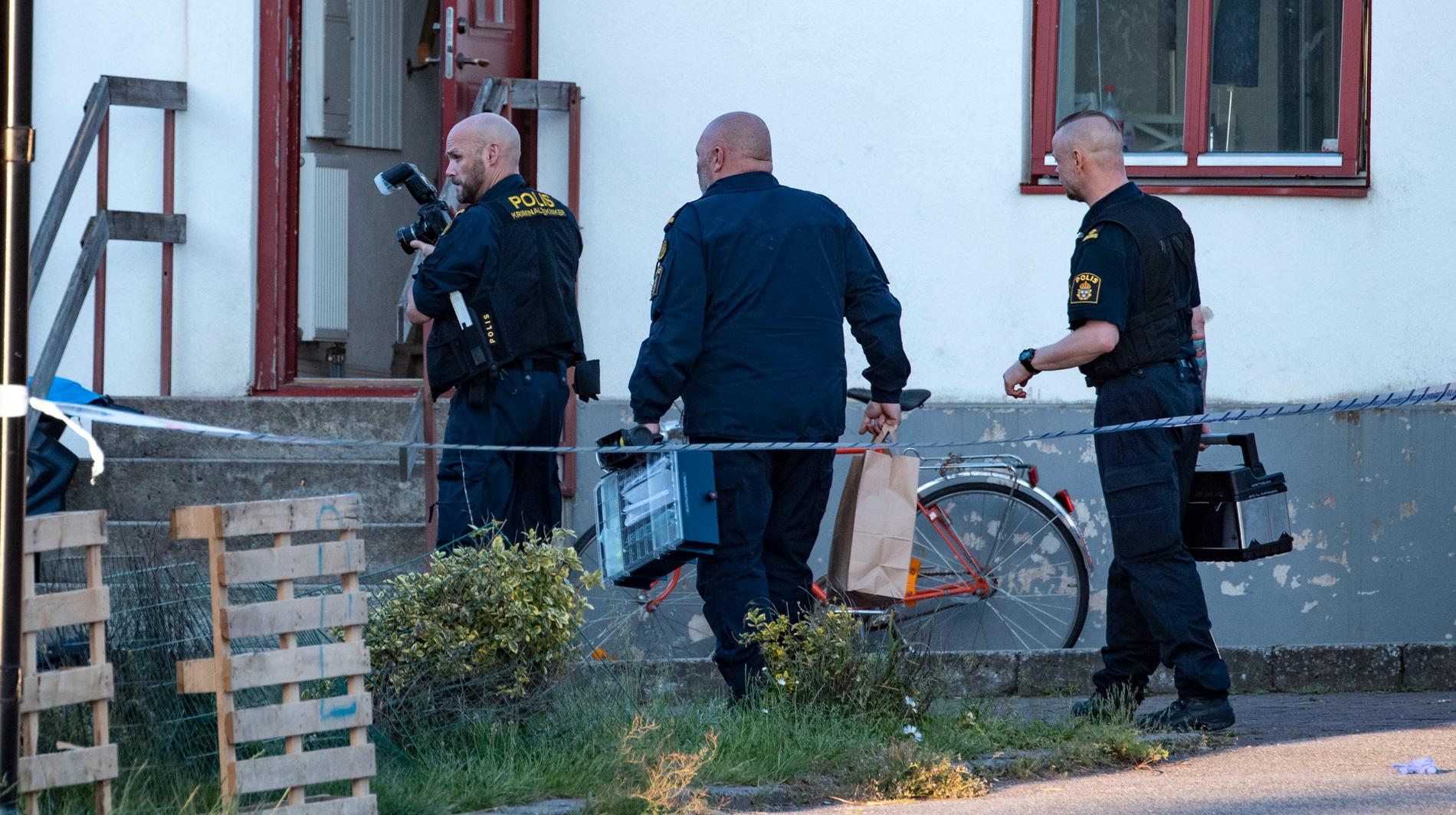 Polisens kriminaltekniker på plats i Tomelilla efter att en man har hittats skottskadad i en lägenhet.