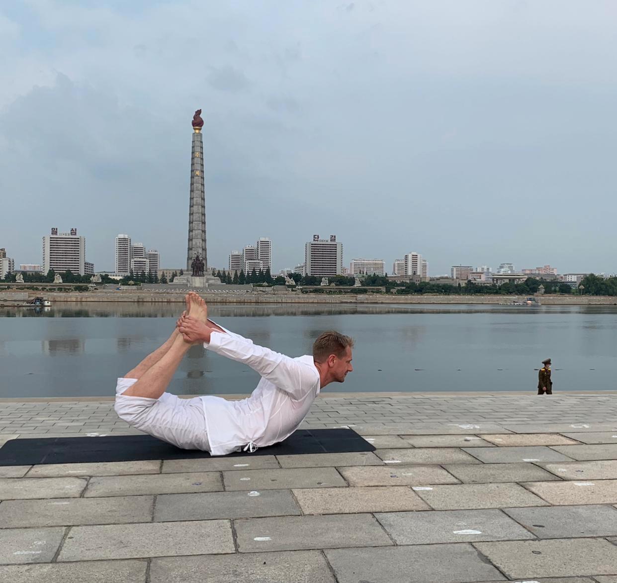 Svenska ambassadören Joachim Bergström gör yoga med Juchetornet i bakgrunden. Monumentet blev klart 1982 och byggdes för att hedra Kim Il Sungs 70-årsdag.
