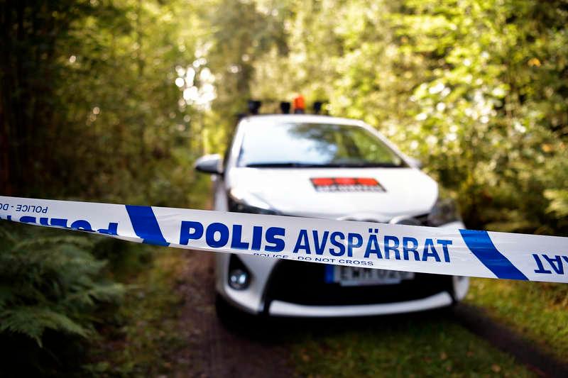 Den 3 augusti hittades en 68-årig man mördad i en sommarstuga utanför Arboga. I huset fanns också hans hustru svårt skadad.