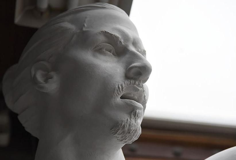 Skulptören Peter Lindes förlaga i gips av Zlatanstatyn.