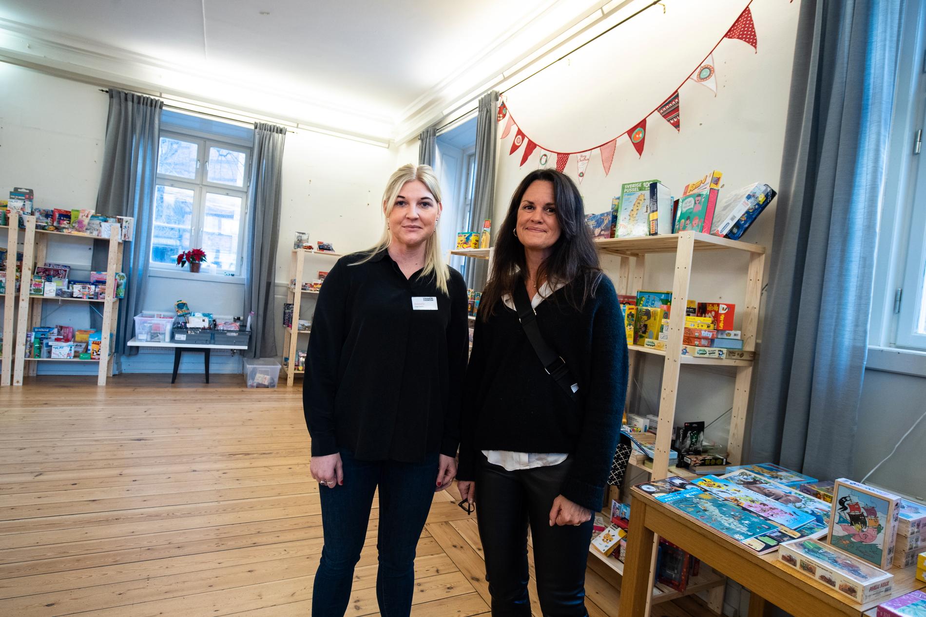Emmelie Lund och Malin Oljelund jobbar på Unga Station på Södermalm och i Järva. De ser att familjer som i vanliga fall har det kämpigt, fått det ännu kämpigare under pandemin.
