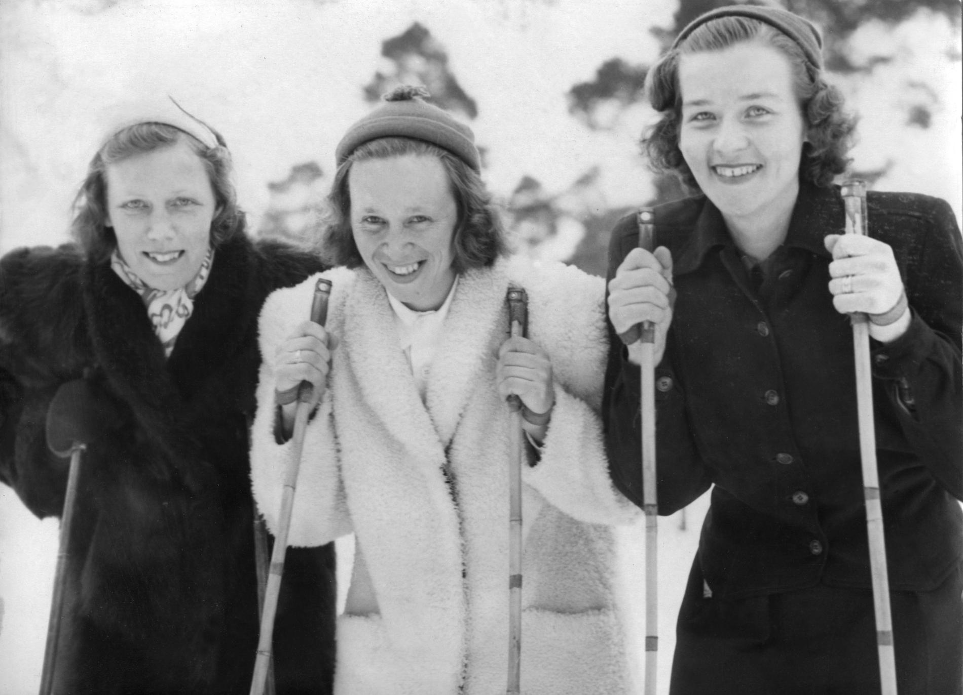 Vårbys segrande damlag i stafetten 3 x 7 km, den första i SM-historien. Fr.v. Anna Strandberg, Märta Norberg och Berta Hallkvist.