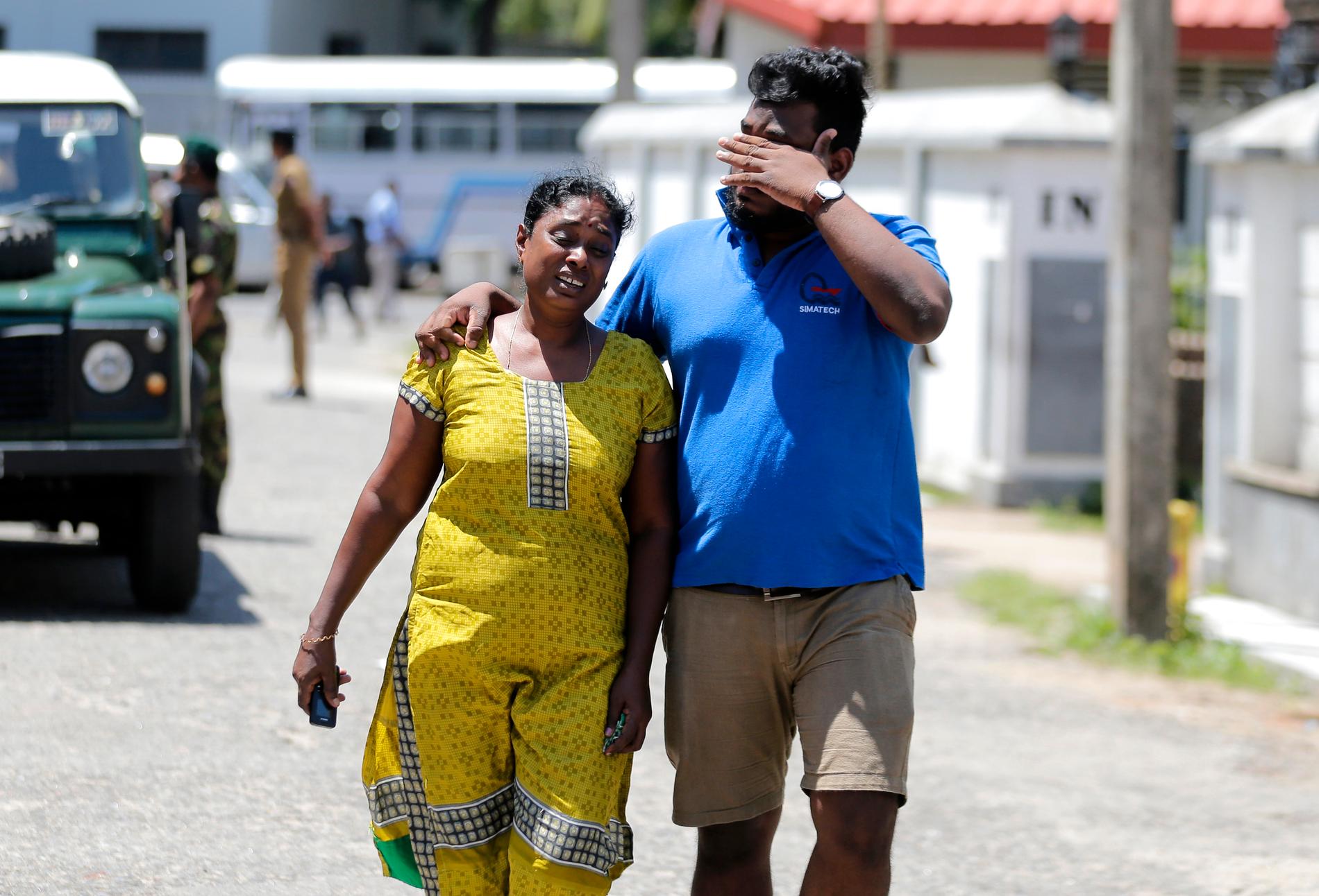 En man och en kvinna i tårar dagen efter terrordådet.