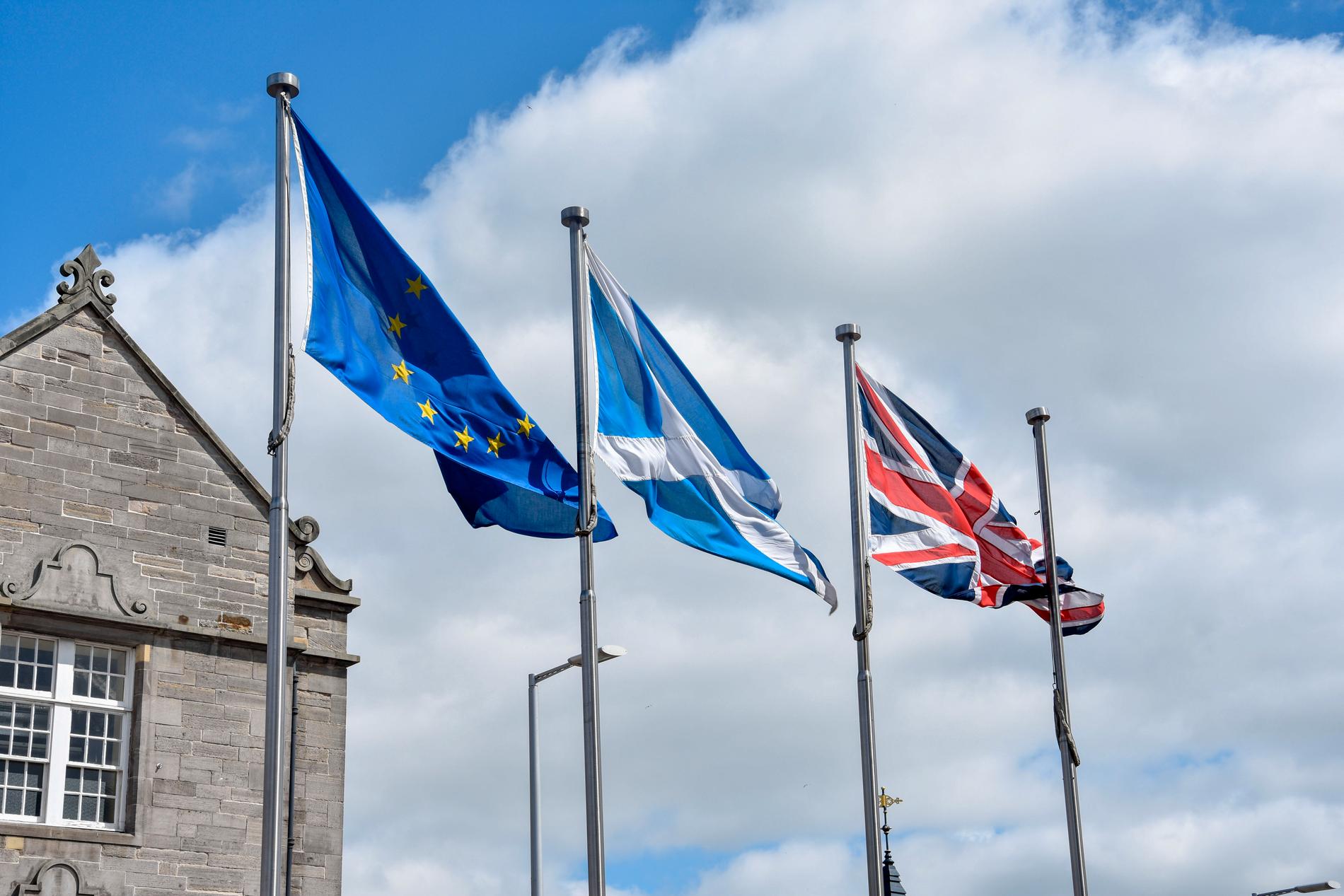 Trots EU-utträdet fladdrar EU-flaggan fortfarande bredvid Skottlands och Storbritanniens flaggor utanför det skotska parlamentet i Holyrood i Edinburgh. Den här bilden är dock från 2019. Arkivfoto.