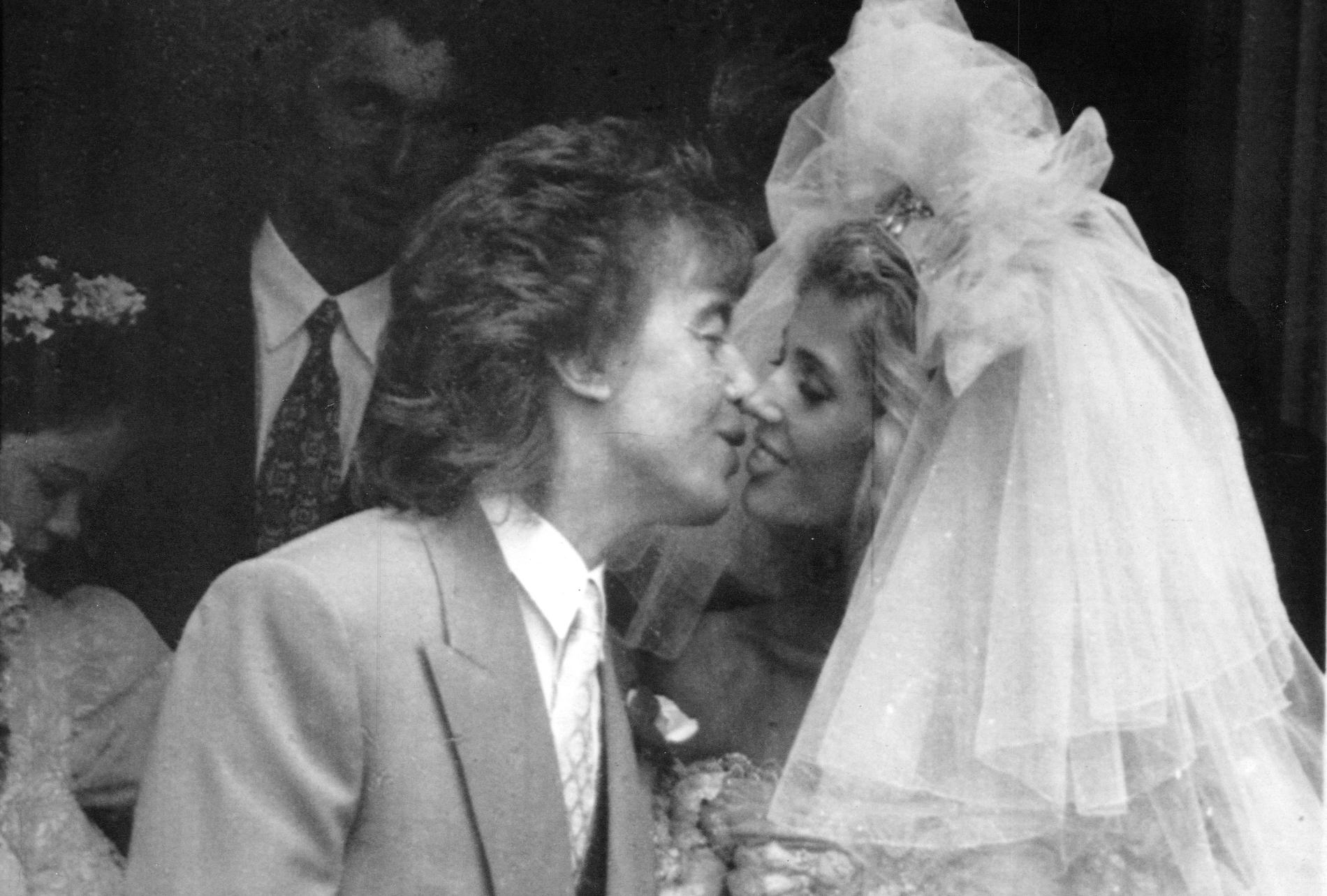 Bill Wyman och Mandy Smith gifter sig, 1989.