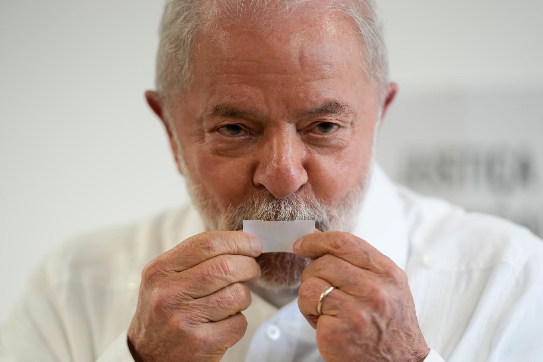 Lula kysser sin valsedel när han lagt sin röst på söndagseftermiddagen. Lula valde att rösta i São Bernardo do Campo, där hans politiska bana inleddes i slutet av 1970-talet. 