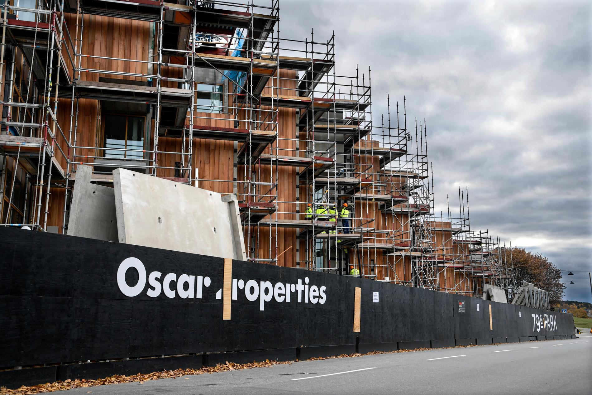 Oscar Properties pågående bostadsprojekt "79&Park" på Gärdet i Stockholm. Sent i går meddelade bolaget att vinsten för helåret kommer att bli 20 procent lägre än man tidigare räknat med.