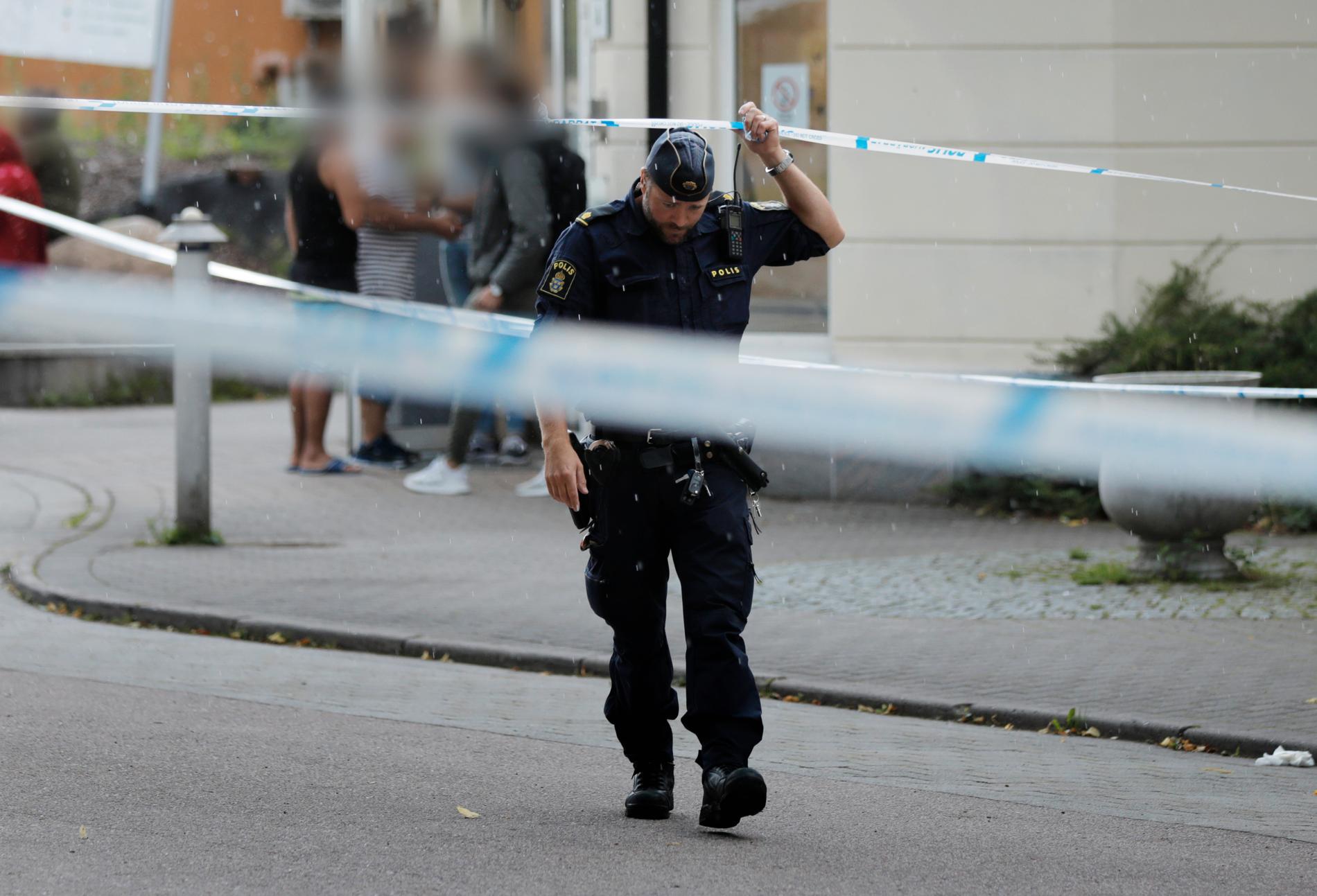 Polisen har larmats om en misstänkt misshandel med kniv på ett asylboende i Halmstad kommun.