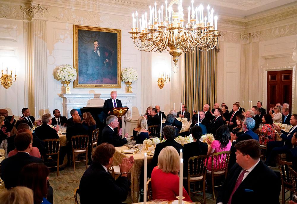 Donald Trump under mötet med evangeliska ledare i Vita huset.