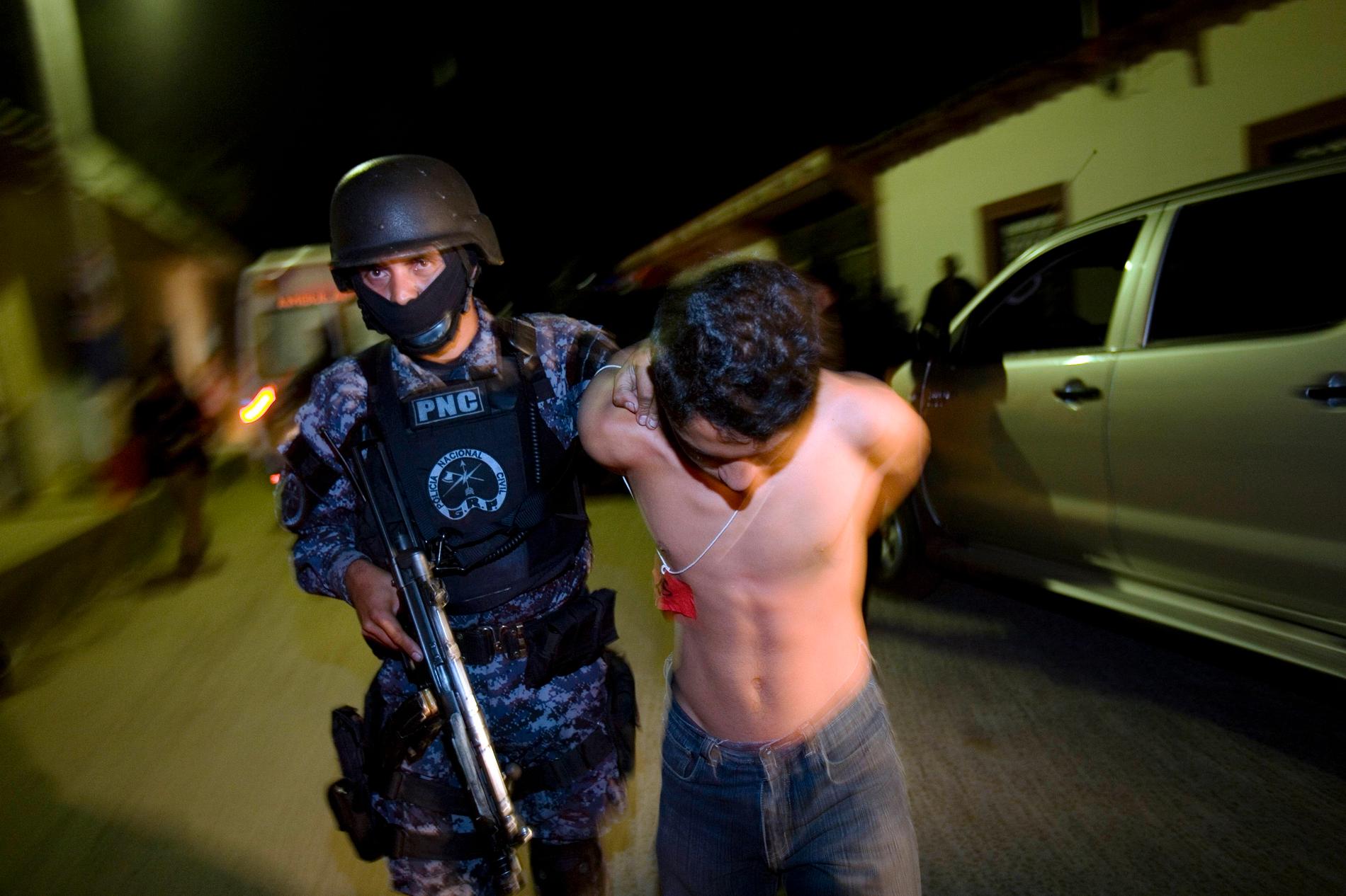 Polis griper en misstänk gängmedlem i Nueva Concepcion, El Salvador. Arkivbild.